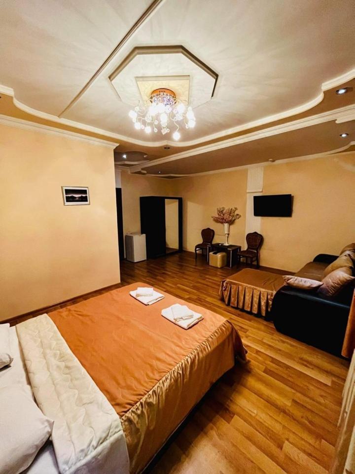 Lux Palace Hotel Kutaisi Eksteriør bilde