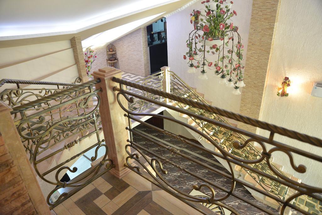 Lux Palace Hotel Kutaisi Eksteriør bilde