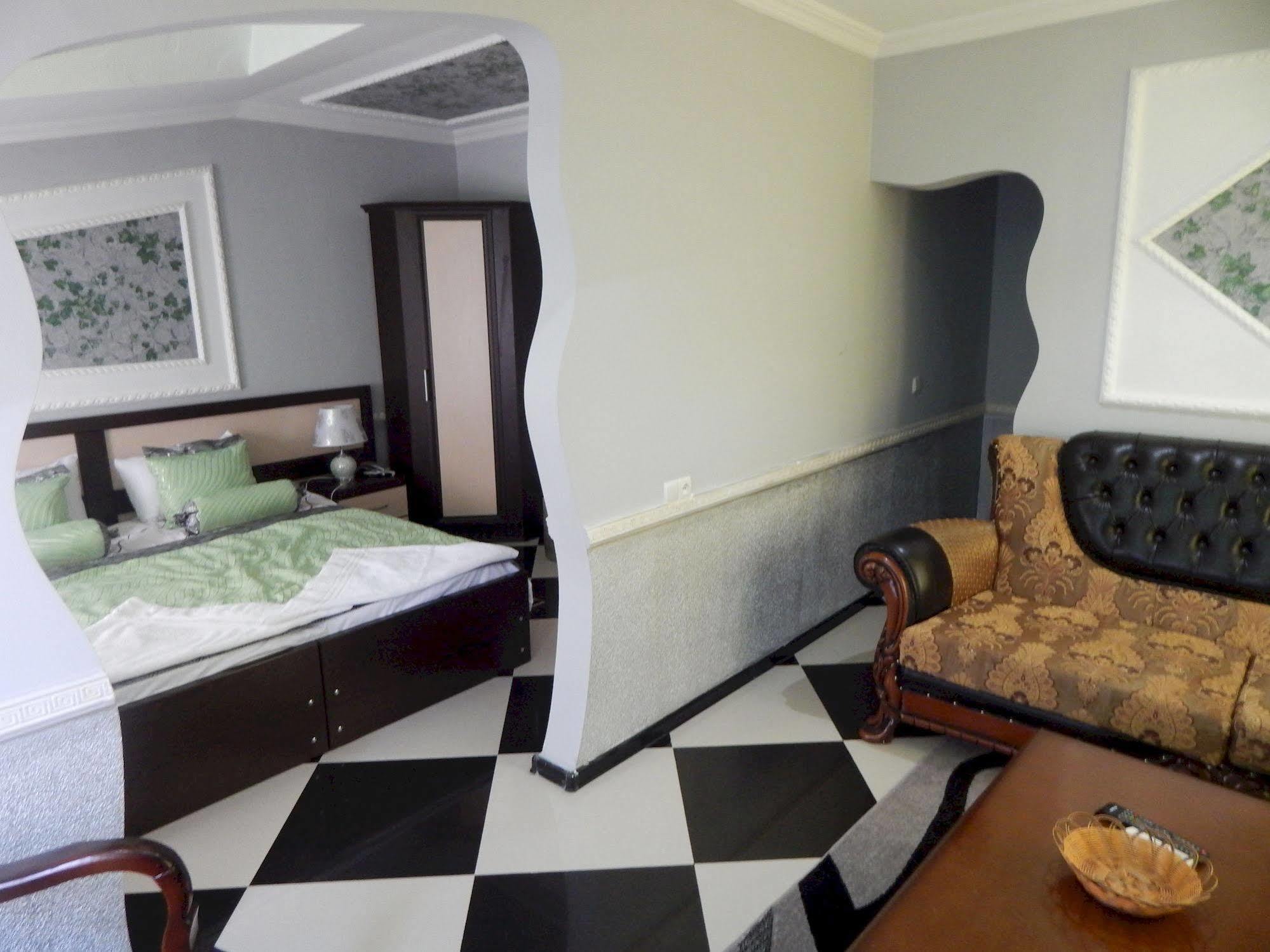 Lux Palace Hotel Kutaisi Eksteriør bilde