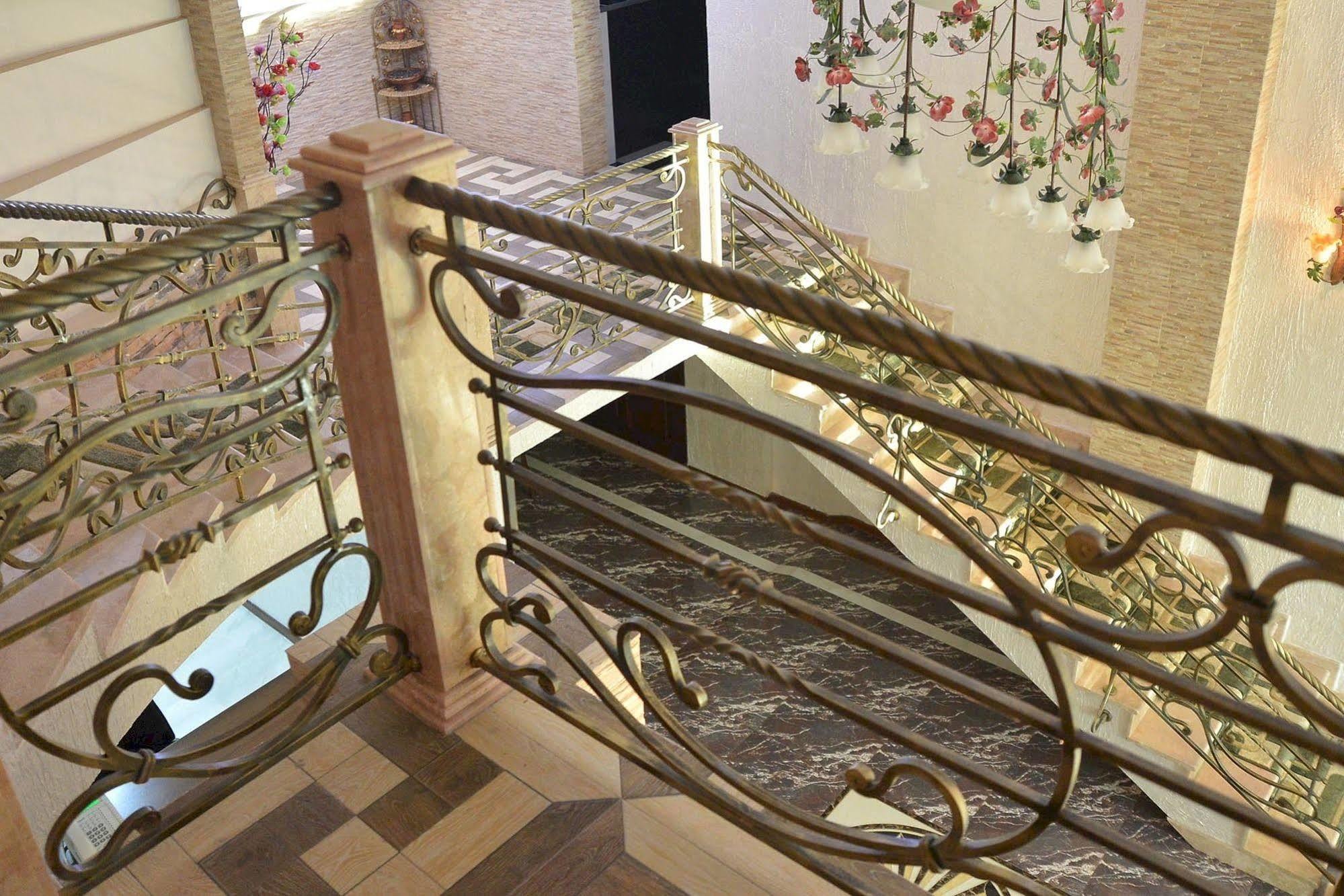 Lux Palace Hotel Kutaisi Eksteriør bilde